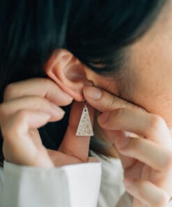 Alternative view of 三角型水泥貝殼耳環 可改夾式